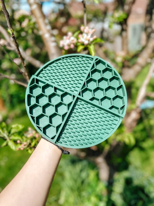 Bodhi & The Birchtree Honeycomb Lick Mat (Sea Green)