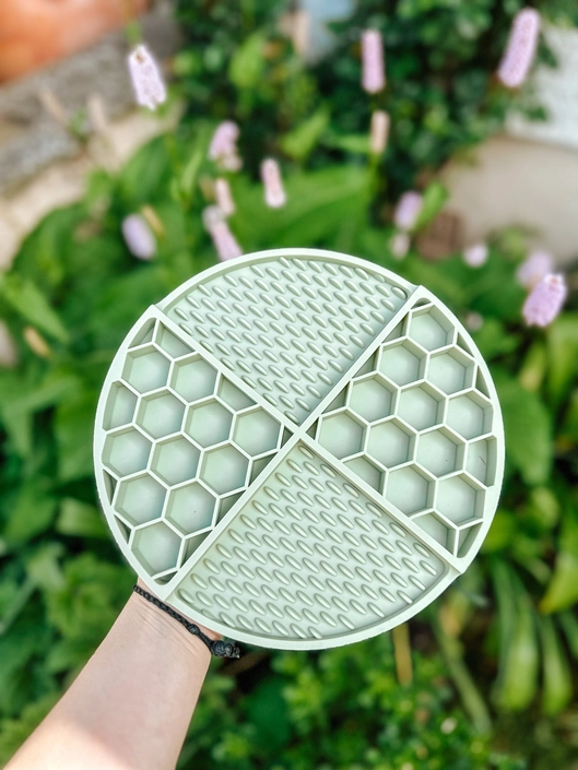 Bodhi & The Birchtree Honeycomb Lick Mat (Sage Green)